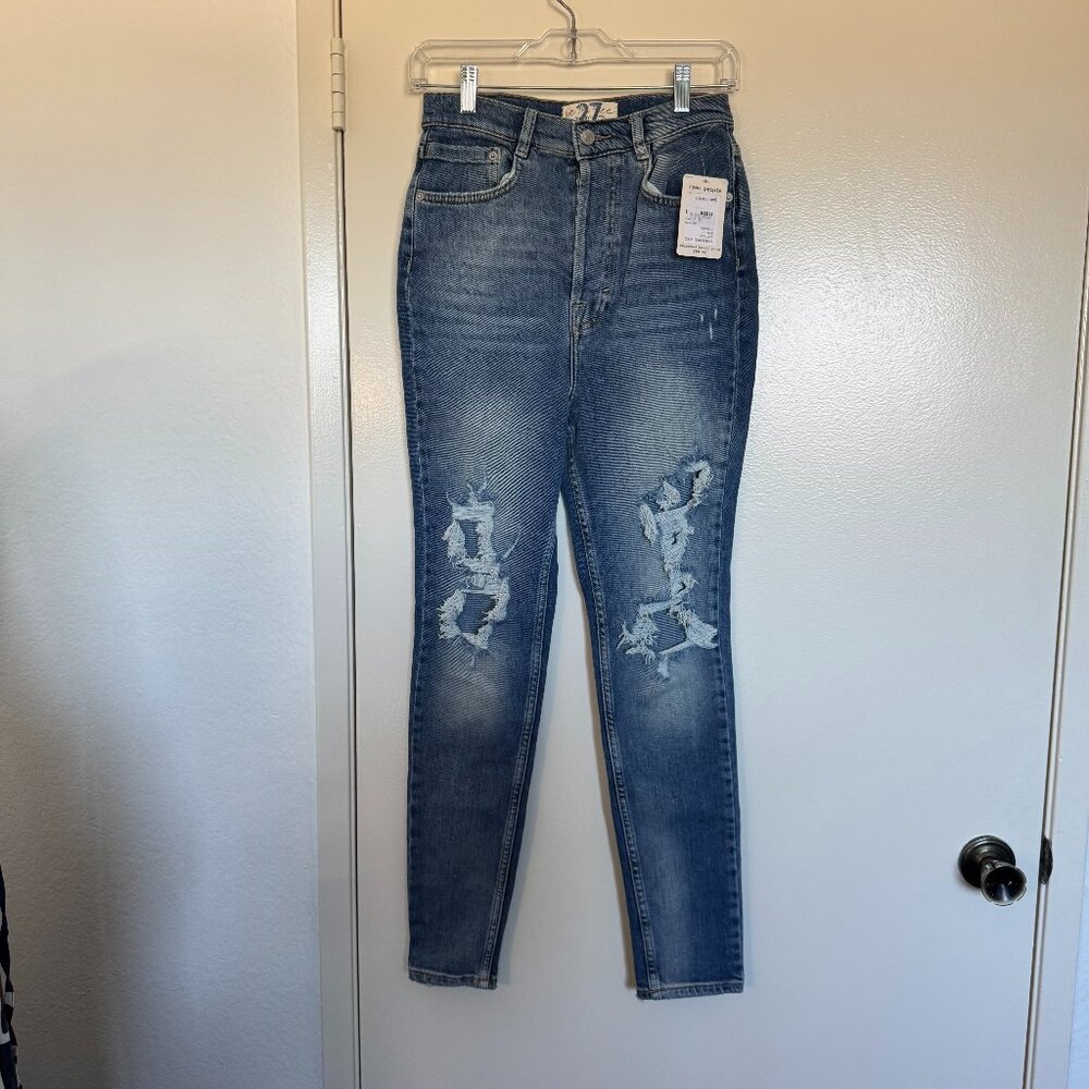 Free People Women's Skinny Jeans in Medium Blue Distress